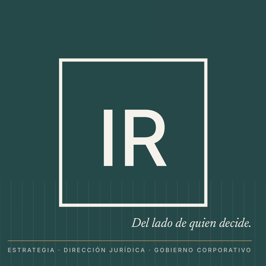 Monograma IR de IRALTUS. Del lado de quien decide. Estrategia, dirección jurídica y gobierno corporativo.